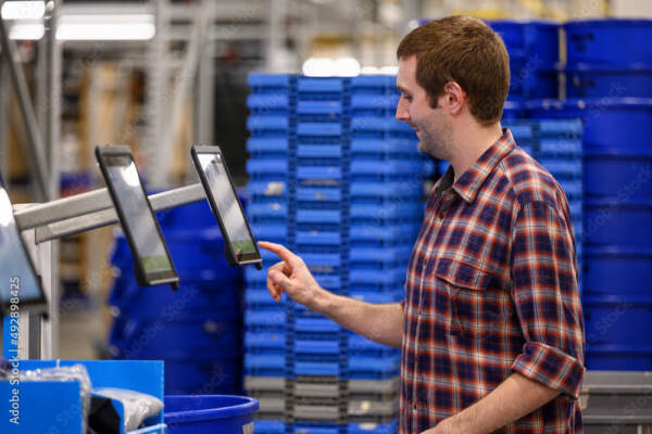 Canadian Alliance – pack and pick photo Man doing e-commerce pick and pack system